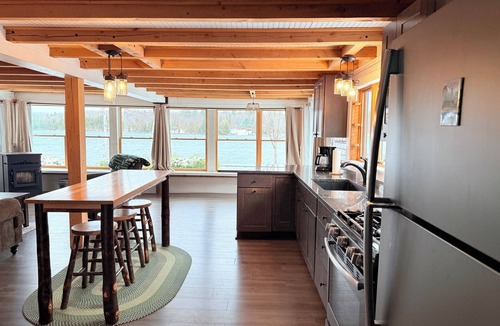 Monson House | 3 Bedroom Cottage on the southern shores of Lake Hebron