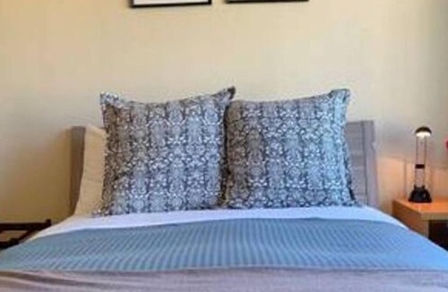 Cow Hollow Apartment | 3 Bedroom Single family L-560425 by Houzlet