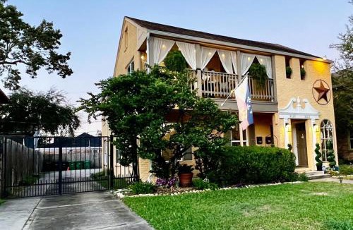 MacGregor House | 3 Bedrooms with Free gated parking,5-10Mins From ALL