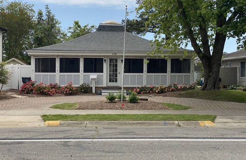 Country Club Estates House | 3 Ensuite Bedrooms - In-town Gem - Walk Everywhere - Sleeps 12 - Private Drive