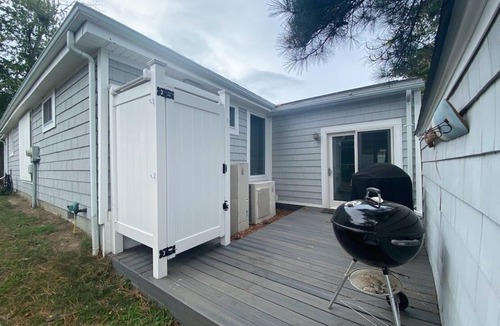 Country Club Estates House | 3 Ensuite Bedrooms - In-town Gem - Walk Everywhere - Sleeps 12 - Private Drive