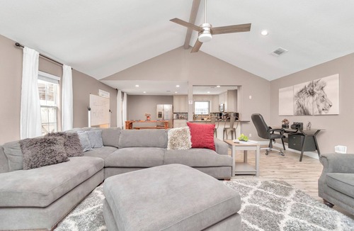 Addicks House | 🔥3 King SuitesMD Anderson West medical 3min to I-10 Med Center Fast WiFi Garage
