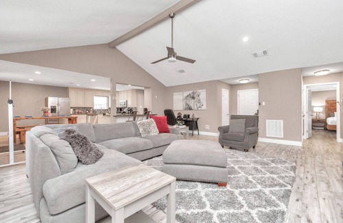 Addicks House | 🔥3 King SuitesMD Anderson West medical 3min to I-10 Med Center Fast WiFi Garage