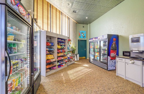 Sugar Mountain Apartment | 3 Mi to Sugar Mtn Slopes! Condo w/Hot Tub & Pool