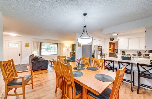 Mendenhall Valley House | 3 Miles to the Mendenhall Glacier