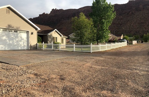 Moab South Valley House | 3BR, 2 bath Home-trailer parking-private hot tub-pool table-great for groups