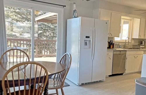 Monument House | 3BR Mountain Views! Family/Pet Friendly + Pool Table - 15 min to AFA