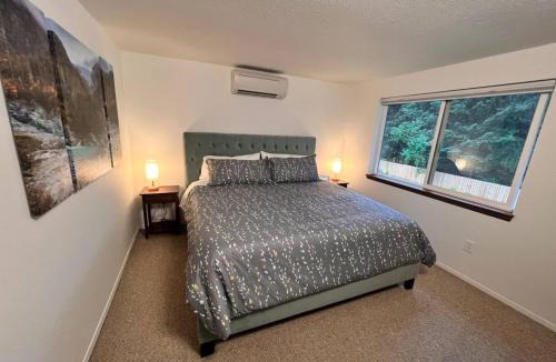 Back Loop House | 3BR with king beds near Auke Bay & Glacier
