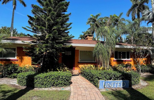 Country Club House | 4-bedroom home off McGregor with guesthouse, pool and large yard in Fort Myers