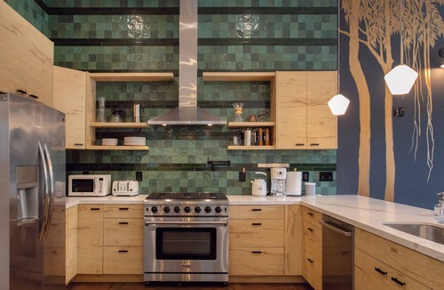 West Oakland House | 4-bedroom house Serene Garden Jacuzzi Garage Parking near San Francisco Berkeley