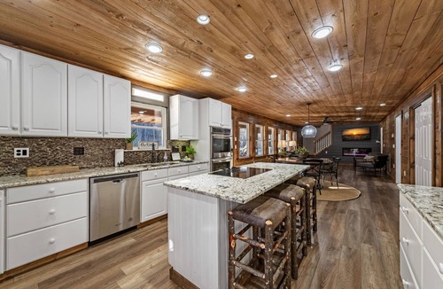 Mineral Bluff Cabin | 4 Bedroom Luxury Cabin on Toccoa River w/Separate Entertainment Room & Suite