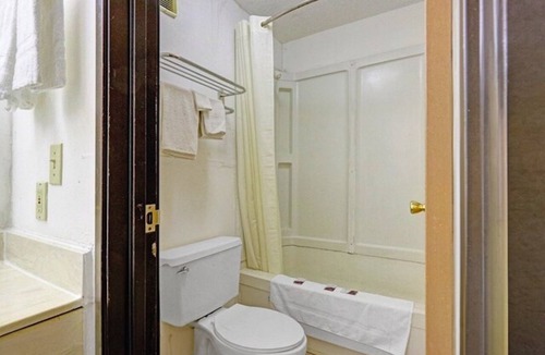 Brookville Hotel | 4 Clean & Modern Rooms w/Free Parking near Golden Gate | Pet-Friendly