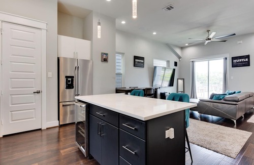 Astrodome House | 4 lev contemporary smart townhome, walking distance to NRG Stadium & Med Dist.