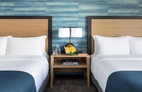 Fisherman's Wharf House | 4 x Deluxe Two Queens Mobility Accessible Room at Hotel Caza