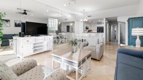 Rock Harbor House | 412 Mariners Club