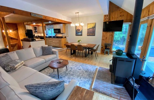 Twin Mountain Cottage | 43tv Peaceful Retreat in the White Mountain, Fireplace, Fire Pit, Large Yard, Wifi, AC