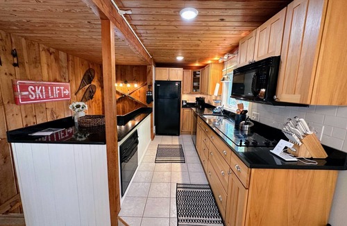 Twin Mountain Cottage | 43tv Peaceful Retreat in the White Mountain, Fireplace, Fire Pit, Large Yard, Wifi, AC