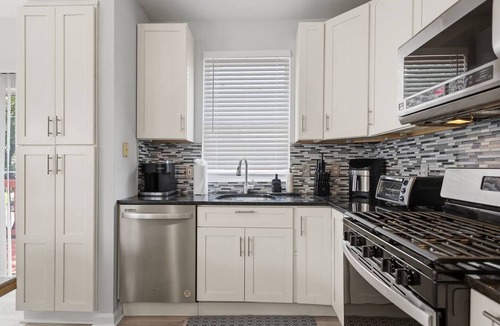 Ashburn House | 4BR End-Unit Townhome | Cozy & Comfortable