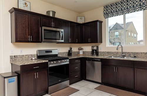 Merced House | 5 bed Modern, Cozy, Efficient North Merced Retreat near hospitals and UC Merced