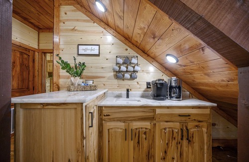Hochatown Cabin | 5‑Bedroom Cabin Heated Pool Pickleball Sleeps 24 1 Mile to Hochatown