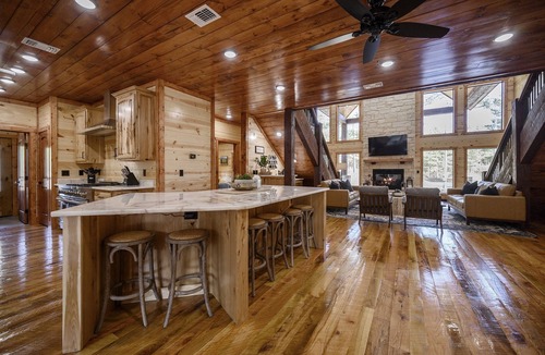 Hochatown Cabin | 5‑Bedroom Cabin Heated Pool Pickleball Sleeps 24 1 Mile to Hochatown