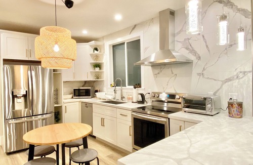 Crocker Apartment | 5-bedroom whole apartment perfect for groups 1/2 block from San Francisco Border