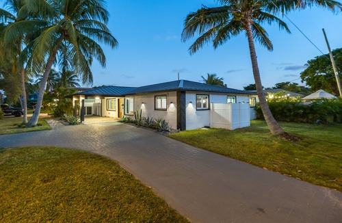 Pompano Beach House | 5 Min to Beach Heated Pool Hot Tub BBQ
