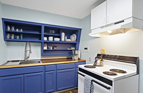 North Star Apartment | 5 Min walk to restaurants/cafes, 8 min drive to airport, 10 min walk to trails.