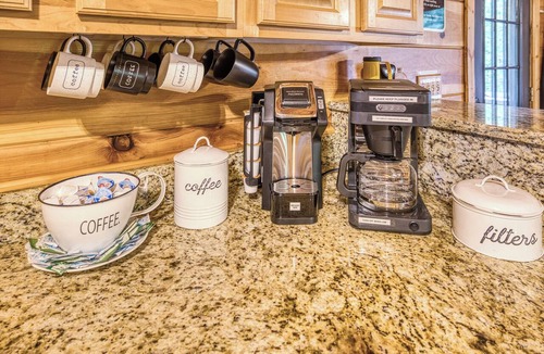 Ellijay Cabin | 5BR · Hot Tub · Theater · Games · BBQ · Peaceful with Forest Views · Sleeps 14