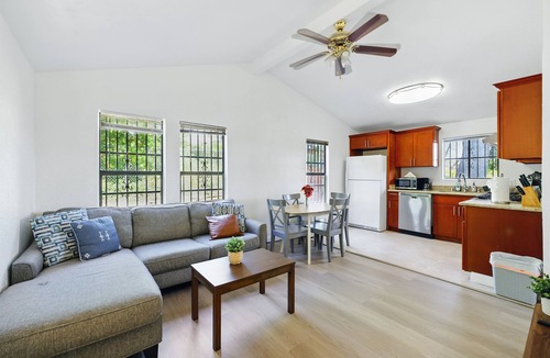 Oakland House | 6BR Home Near Downtown Oakland & BART