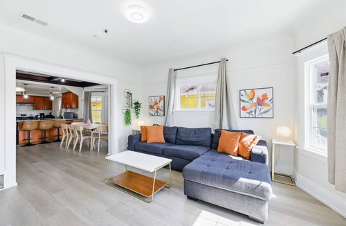 Oakland House | 6BR Home Near Downtown Oakland & BART