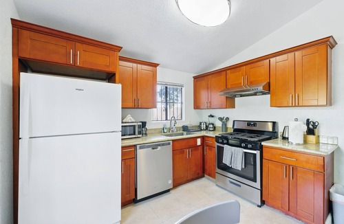 Oakland House | 6BR Home Near Downtown Oakland & BART