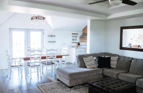 Williamstown House | 7 Min to Ark! - Fire Pit - Sleeps 11