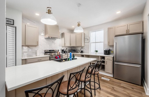Livingston Park House | 7 Minute Walk to the Hospital, Newly Remodeled 3BD, Perfect for Long Stays