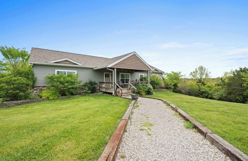 Rutland House | 80 Acres, Pool, Game room w/Ping Pong & Billiards!