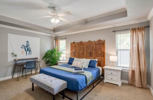 Wellborn House | 8min Texas A&M 1 King Beds firepit GriddleGrill