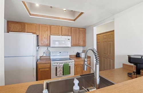 University Area Condo | A cozy and tranquil home base nestled in the UMED Reflection Lake neighborhood.