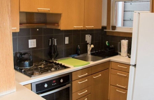 Cole Valley Apartment | A quiet apartment on a tree line street in the middle of the city