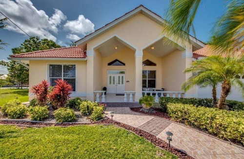 Cape Harbour Villa | A spacious 4-bedroom retreat in sunny Cape Coral.