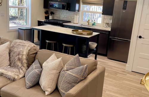 Saugatuck Cottage | A Step Away: The Rendezvous–Walk to Town