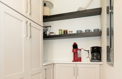 Near East Columbus Condo | A stunning, brand-new 3-story townhome (~2,000 sq ft) in the heart of Old Town East. 4 bedrooms, 3.5 baths, sleeps 10 with king and queen beds, en-suite bathrooms, and a garage. Steps from Franklin Park, minutes to downtown and OSU — built for family trip