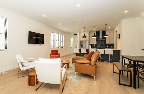 Near East Columbus Condo | A stunning, brand-new 3-story townhome (~2,000 sq ft) in the heart of Old Town East. 4 bedrooms, 3.5 baths, sleeps 10 with king and queen beds, en-suite bathrooms, and a garage. Steps from Franklin Park, minutes to downtown and OSU — built for family trip