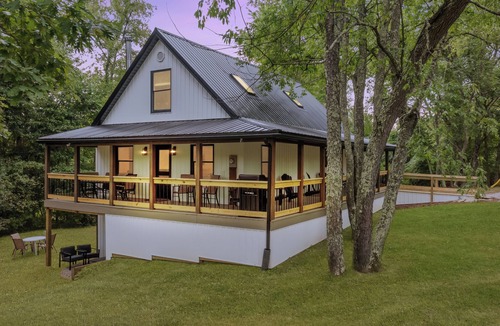 Salesville House | A Touch of Salt Fork. 2 King, 3 Queen, twin bunk beds