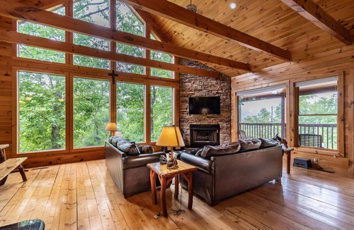 Gatlinburg Cabin | Above the Glades Stunning Views of Mt. LeConte. Minutes to downtown Gatlinburg!