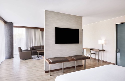 Camelback East Hotel | AC Hotel by Marriott Phoenix Biltmore