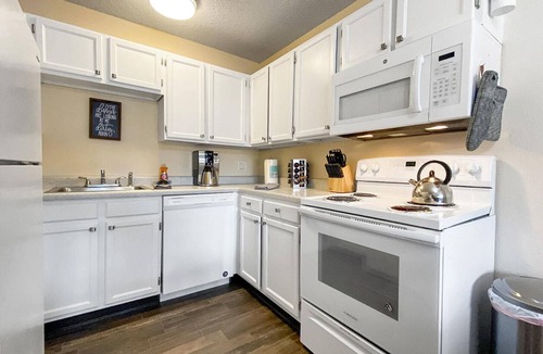 Rockrimmon Condo | ★Academy Hideaway With View! Sleeps 4 with AC!★