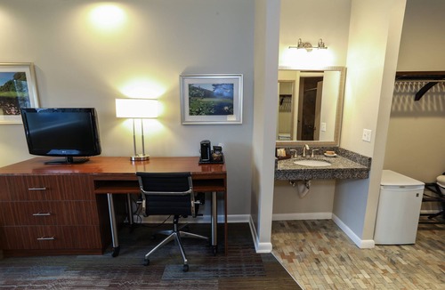 Fairfield Cabin | Accessible King Rm w/Sofa Bed + Outdoor Area