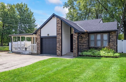 Gahanna House | Adorable 3 bed, 1.5 bath Ranch Home with fenced yard
