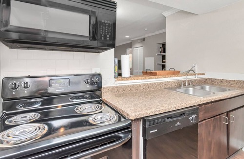 Greenway Plaza-Upper Kirby Apartment | Adorable spacious 2 bedroom 2 bathrooms + Pool