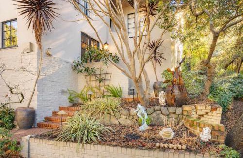Glenview House | Aesthetically Elegant Downstairs Unit in Oakland